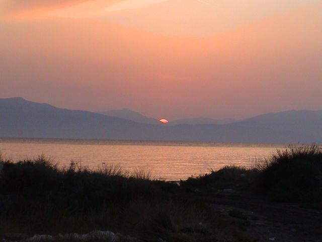Der Sonnenuntergang in die Berge vom Peloponnes.